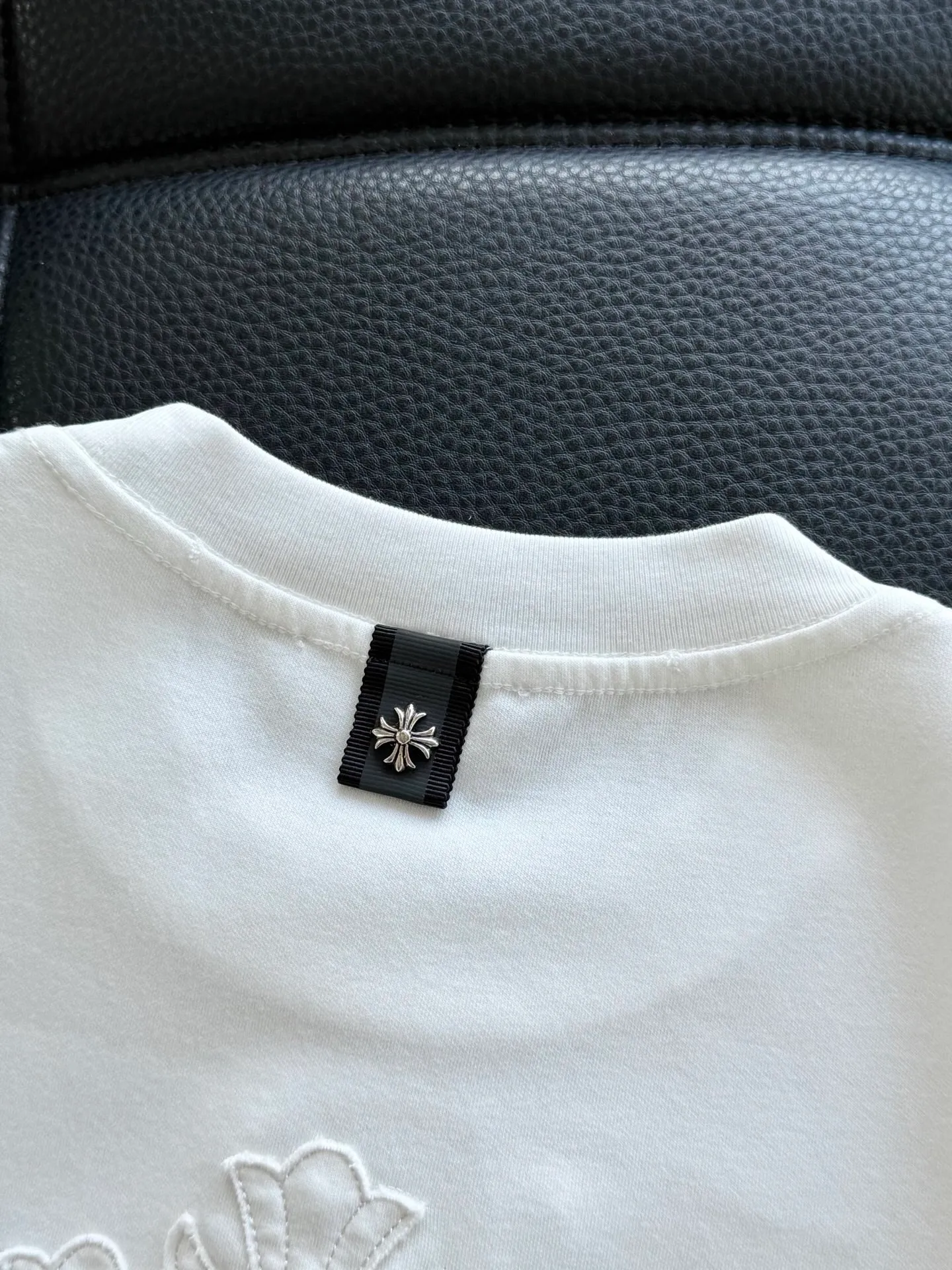 P426 Chrome Hearte CH new cross horseshoe Chrome Heart Sanskrit three-dimensional patchwork show craftsmanship, washed and frayed, double-sided cotton fabric, custom-dyed in the same vat with special bold 32-count double-strand 1X1 thread. .Light luxury, a must-have item for daily commuting for men and women.  Color: Black White Size: M~3x Style No.: 3589